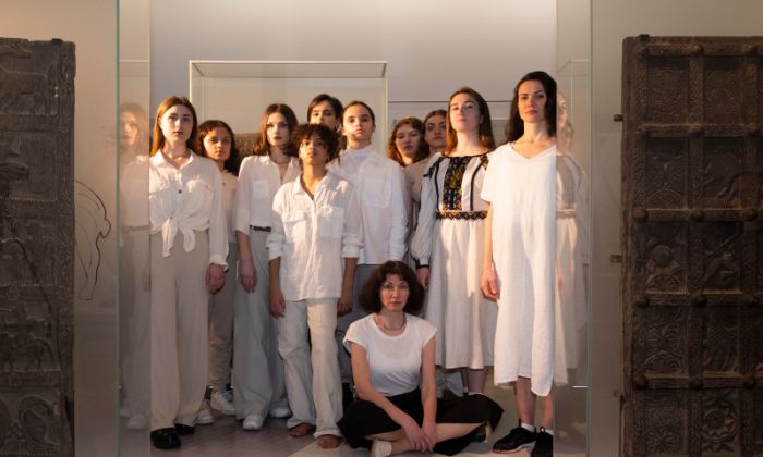 Die Theatergruppe von „STIMMEN“ besteht aus jungen Mädchen und Frauen mittleren Alters, die aus Deutschland und der Ukraine stammen. © Polina Kluss